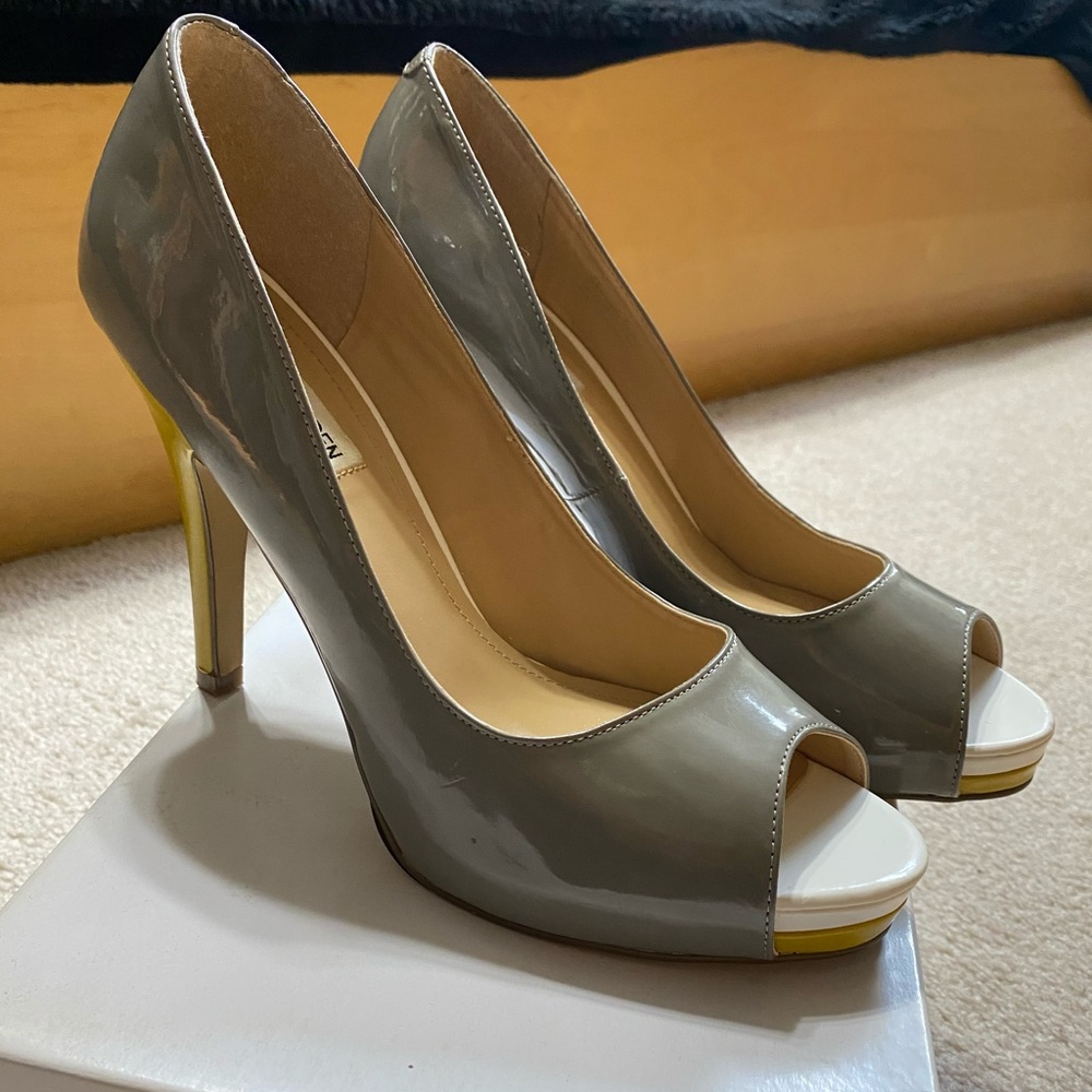 STEVE MADDEN TAUPE & YELLOW HEELS
